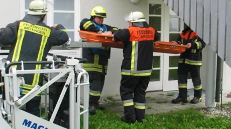 Die Rettung eines behinderten Menschen mit der Drehleiter trainierten die Freiwilligen Feuerwehren aus Nordendorf und Meitingen. 
