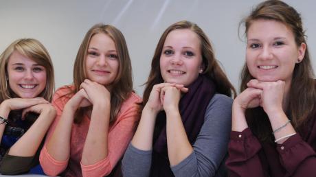 Vier Abiturientinnen packen zum Weltmädchentag aus. Im Bild von links: Lena Hensel, 17, aus Batzenhofen, Nathalie Weng aus Gablingen, Franziska Eisensteger aus Gersthofen und Susanne Weißenböck aus Achsheim (alle 18 Jahre alt).  
