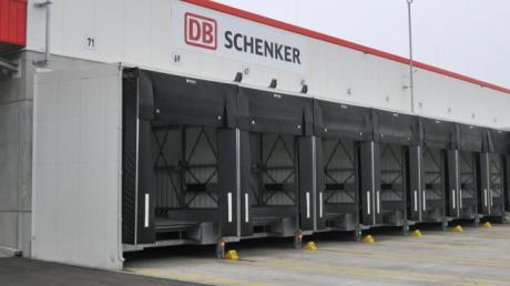 Das neue Logistik-Terminal der Firma Schenker hat insgesamt 31 Tore, an denen Ware in die Transportfahrzeuge ent- und beladen werden kann. 
