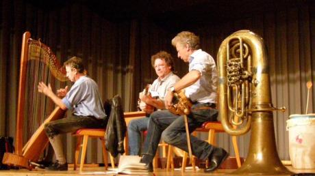 Die Beherrschung der verschiedensten Instrumente ist das Markenzeichen der Familie Well: Christoph, Karl und Michael Well (von links).  
