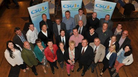 CSU-Bürgermeisterkandidat Stefan Buck (vorne, Vierter von rechts) und seine 29 Mitbewerber um Stadtratsamandate wurden mit einer nahezu einstimmigen Mehrheit von den Gersthofer Ortsverbandsmitgliedern nominiert.   

