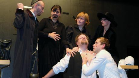 Ein Stück Fleisch als Bezahlung fordert der Kaufmann Shylock (Lorenz Wiedemann, links) von Antonio (Boffi Freundlinger, Mitte). Dessen Freund Bassanio (Vitus Aumann) kämpft um ihn. 

