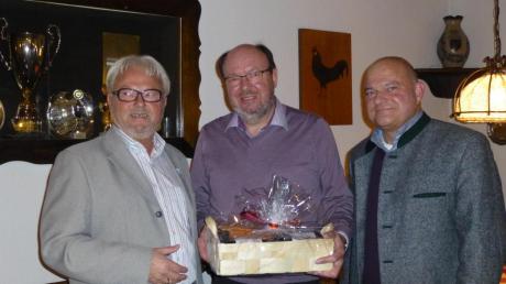 Für zwölf Jahre Vorstandsarbeit wurde Werner Simon (Mitte) von Albert Heckl und Achim Liberta (rechts) geehrt.  
