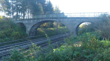 Eine der Bahnbrücken bei Gabelbachergreut. 