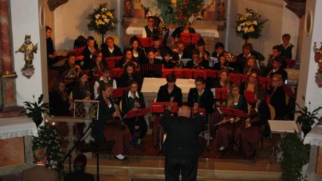 Die Musiker des Jugendblasorchesters Lützelburg füllten beim Kirchenkonzert den Altarraum aus. 
