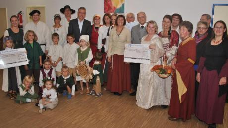Eine Spende über 5000 Euro erhielten die Kindertagesstätte und die katholische Kirche aus Erlösen von Mittelalterfest in Bonstetten. 

