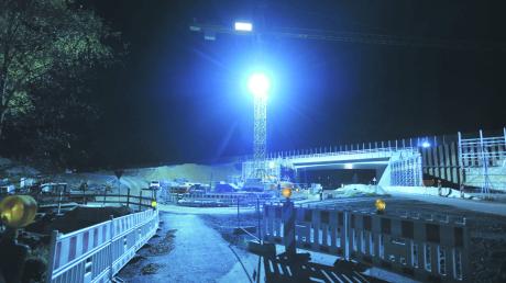 Tag und Nacht wird in Adelsried der Ausbau der A8 vorangetrieben.
