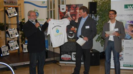 Bürgermeister Karl Hörmann präsentiert Thomas Brose und Andre Muno (von links) das Gablinger Stadtradeln-T-Shirt.  
