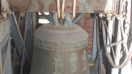 Diese Glocke im Kirchturm der Thierhauptener Pfarrkirche St. Peter und Paul stammt aus dem Jahr 1543 und wird heute noch, auch bei schwerem Gewitter, geläutet. 
