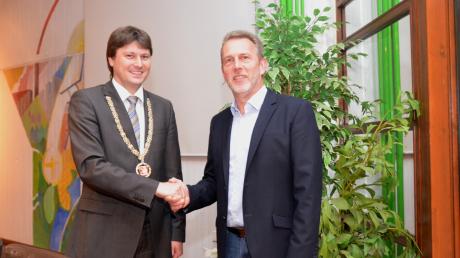 Bürgermeister Michael Higl (links), hier bei der Vereidigung des Gemeinderats-Nachrückers Klaus Nehe, wird 2014 wohl der einzige Bewerber ums Bürgermeisteramt in Meitingen sein.