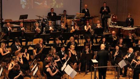 Mittlerweile 62 Musiker umfassen die Gersthofer Blasharmoniker. Unter Leitung von Ulrich Fischer begeisterten sie in der Stadthalle mit Musicals.  
