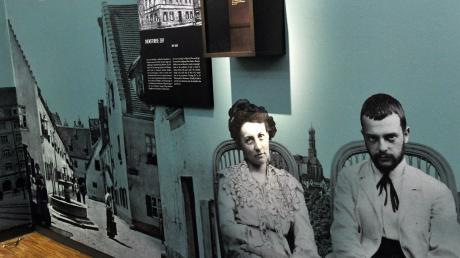 Paul Klee samt Ehefrau in einer Darstellung in der aktuellen Ausstellung im Glaspalast Augsburg. Zwei Jahre verbrachte der Künstler in Gersthofen.  