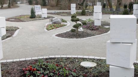 Auf dem Neuen Ostfriedhof in Augsburg gibt es bereits eine Gemeinschaftsgrabanlage. Friedhofsgärtner und Steinmetze übernehmen die Pflege. 
