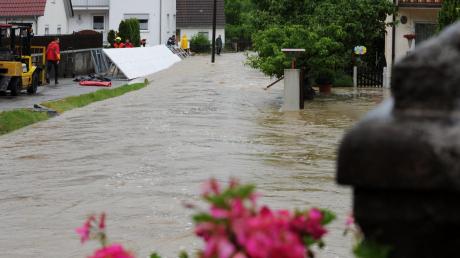 Mitte Juni trat die Laugna in Welden über die Ufer. Nach starken Regenfällen verwandelte sich der Bach in einen reißenden Fluss, der immense Schäden verursachte.  
