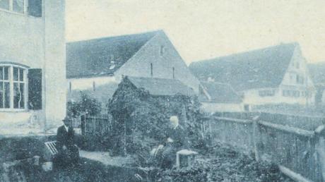 Das Bild oben zeigt die Gablinger Kirche, hoch oben auf dem Berg trohnend, daneben klein die Schule und rechts im Vordergrund das Kloster. Auf dem Bild unten ist eine „Landpartie“ mit Lehrerwohnung zu erkennen. 
