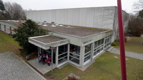 Die Reischenau-Sporthalle in Dinkelscherben ist 37 Jahre alt. Das Gebäude soll energetisch saniert werden. Seit Anfang 2011 sucht der Gemeinderat nach einer Lösung. Jetzt zeichnet sich ein Favorit ab.  
