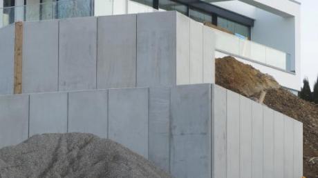 Die Mauer am Neubau von Armin Veh in Bonstetten sorgt weiterhin für viel Gesprächsstoff.  
