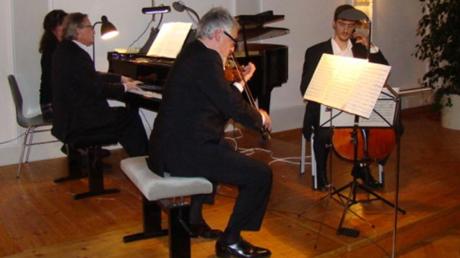 Das Seraphin Trio mit (von links) Gottfried Hefele (Klavier), Wilhelm F. Walz (Violine) und Julien Chappot (Cello) begeisterte mit Kammermusik im Dinkelscherber Rathaussaal. 
