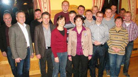 Nach der Nominierung stellte sich die Freie Wählergruppe Ellgau mit Bürgermeister Manfred Schafnitzel (Vierter von links) zum Gruppenfoto auf.  
