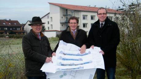 Im Frühjahr kann es losgehen: Bauamtsleiter Josef Stuhler, Landtagsabgeordneter Georg Winter und Bürgermeister Jürgen Gilg (von links) werfen eine Blick auf Pläne und Bauplatz. 

