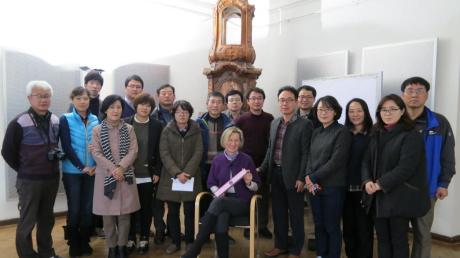 Eine Delegation aus Südkorea besuchte die Schule der Dorf- und Landentwicklung (SDL) Thierhaupten und wurde von der Geschäftsführerin Gerlinde Augustin empfangen. 
