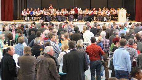 Da war was los: Zahlreiche Bürger kamen zum Neujahrsempfang in Fischach in die Staudenlandhalle. 