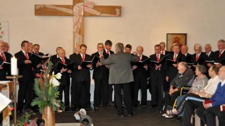 Der Männerchor Stadtbergen erfreute unter Leitung von Dr. Ferdinand Reithmeyer die zahlreichen Besucher und Patienten des Festgottesdienstes mit traditionellen Chorwerken.  

