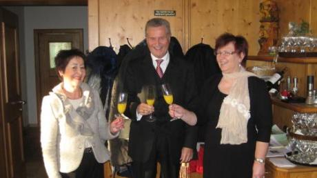 Judith Rathgeber (links) und Irene Skarke begrüßten auch Bürgermeister Albert Lettinger beim Neujahrsfrühstück des Frauenbunds.  
