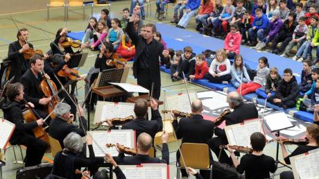 Das Philharmonieorchester des Stadttheaters Augsburg war gestern zu Gast in der Parkschule Stadtbergen. Dabei hatten die Schüler eine hautnahe Möglichkeit, die Instrumente auf einer musikalischen Weltreise kennenzulernen. 
