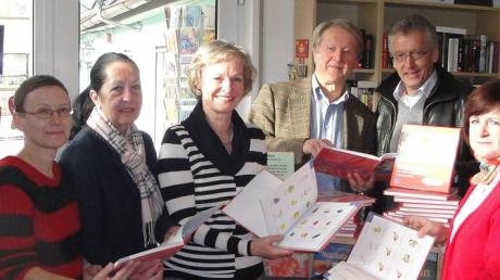 Als Bücherpaten können Bürger die Flüchtlinge beim Deutschlernen unterstützen. Im Bild von links Ute Math vom Büchermarkt, Rita Lehmann, Elisabeth und Frieder Geiger, Bonstettens Bürgermeister Anton Gleich und Ursula Puschak. 