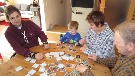 Olli Bauer ist wieder im Alltag angekommen. Zusammen mit seinen Eltern und seinem kleinen Bruder Niklas spielt er oft Karten. 
