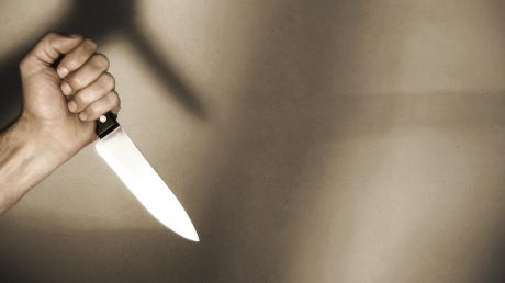 In einem Asylbewerberheim in Mindelheim ist ein 26-Jähriger mit einem Messer verletzt worden. 