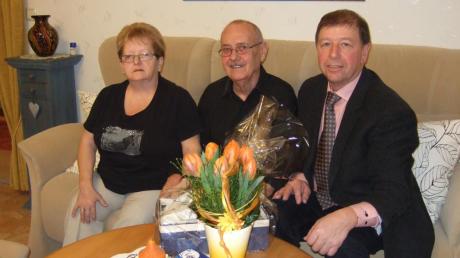 Manfred (Mitte) und Karolina Hirle feierten ihre Goldhochzeit. Zum Gratulieren kam auch zweiter Bürgermeister Robert Steppich. 
