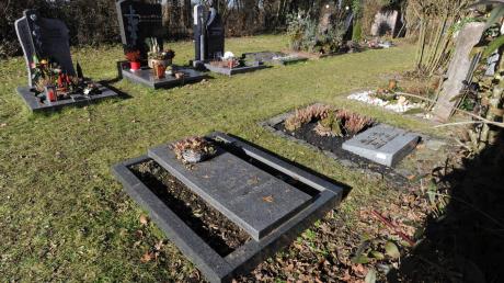 Auf dem Klosterfriedhof in Thierhaupten soll der Platz für Urnengräber erweitert werden. Vorgesehen ist es, die bestehenden Erdgräber zu einem Stelenbereich auf der Südwestseite des Friedhofs weiterzuführen.  

