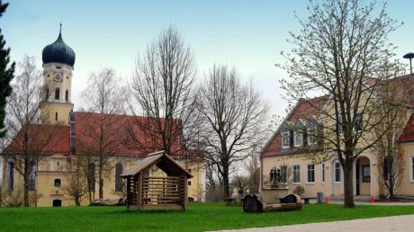 Der Platz zwischen Kinderhaus, Rathaus und Pfarrkirche soll im Zuge der einfachenDorferneuerung umgestaltet werden 
