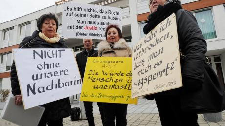So sah es am Sonntag aus: Bei einer Mahnwache vor dem Gersthofer Paul-Gerhardt-Haus protestierten 50 ehemalige Nachbarn einer 89-Jährigen für das Recht, die an Alzheimer erkrankte Frau besuchen zu dürfen. Nun hob das Amtsgericht das Besuchsverbot auf. 