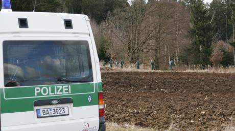 Die Bereitschaftspolizei aus Bamberg durchkämmt ein Waldstück zwischen Möckenlohe und Nassenfals nach Spuren. Franziska muss am Sonntag an diesem Waldstück vorbeigekommen sein.