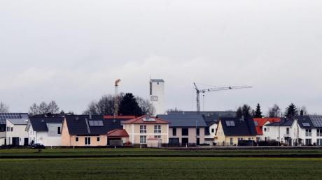 In Nordendorf entstehen im Baugebiet „Sonniger Südwesten“ viele neue Häuser. Allerdings tut sich die Gemeinde schwer, neues Bauland auszuweisen, da viele Flächen im Hochwasserschutzgebiet liegen.