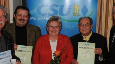 Der CSU-Ortsverband Bonstetten ehrte verdiente Mitglieder: (im Bild von rechts) Vorsitzender Anton Gleich, Altbürgermeister Hubert Huber, Traudl Sommer, Georg Kaim und Rudolf Biringer. 

