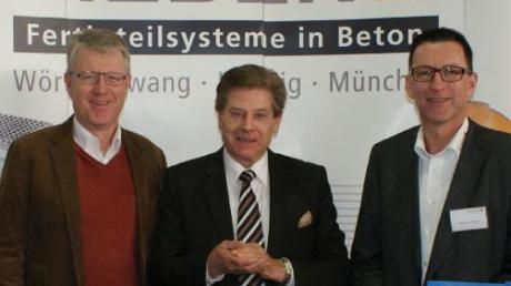 Der frühere Bundesbauminister Eduard Oswald und die beiden Gesellschafter von Hieber-Beton, Alexander (links) und Christoph Hieber (rechts), bei den Bau-Infotagen. 
