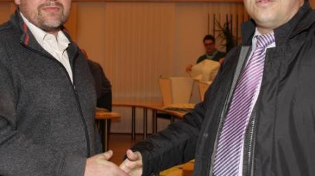 Bürgermeister Josef Carteau (rechts) gratuliert Heinrich Jäckle.  

