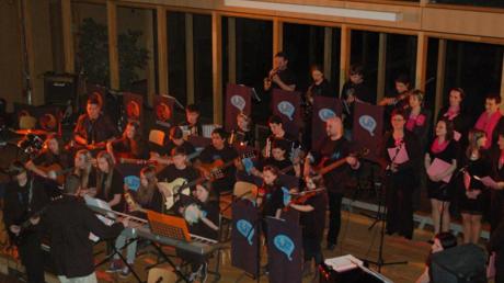 Musik als Brücke zwischen den Völkern wurde beim Konzert der Zuskaband und des Vox-montana-Chores spürbar. 
