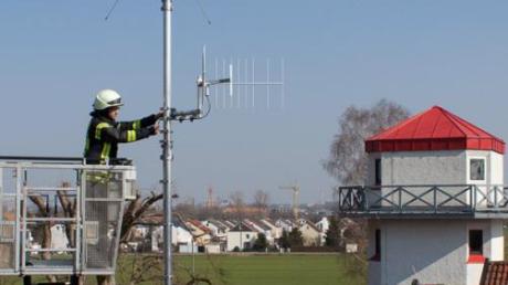 Behördenfunk: Eine Antenne für Behördenfunk in Stadtbergen wird montiert. Bei der europaweiten Ausschreibung für Nordschwaben wurde jetzt der Zuschlag erteilt.  
