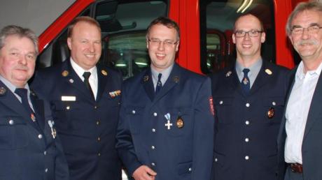 Bernhard Mögele (Mitte) erhielt das Bayerische Feuerwehr-Ehrenkreuz in Silber. Gratulanten waren (von links) Michael Ehrlein, Günter Litzel, Christoph Fischer und Peter Ziegelmeier. 
