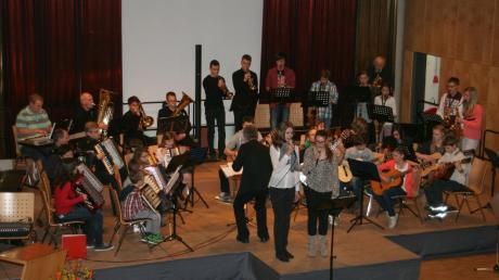 Zum Abschluss des Benefizkonzerts in Welden sangen und spielten alle zusammen The Rose von Bette Middler. 