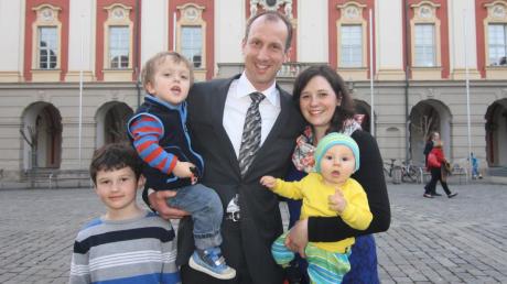 Bernhard Kisch freut sich mit seinen Kindern Leonhard, Korbinian und Jonathan (von links) und seiner Frau Juliane auf seine neue Aufgabe.  
