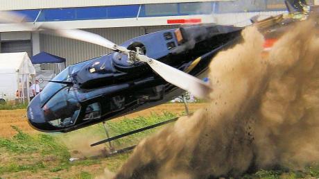 Die Sekunde vor dem Unglück: Bei einer Flugshow in Westendorf stürzte 2008 ein Hubschrauber ab, weil er mit der linken Vorderkufe in den Boden einstach. An Bord war eine fünfköpfige Familie, die die Piloten verklagt hat. 
