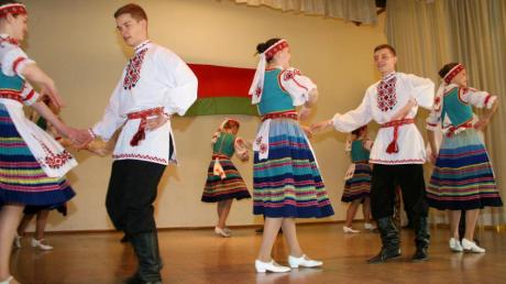 Temperamentvolle russische Volkstänze begeisterten die Besucher in der Meitinger Gemeindehalle. 
