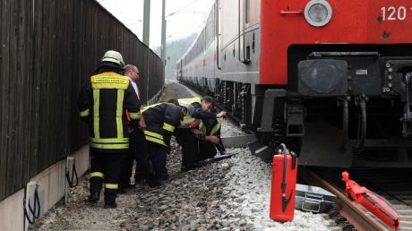 Das Ende einer Zugfahrt: Weil die Lok eines Intercity ein Ölleck hatte, blieb der gesamte Zug am Freitagmorgen in Dinkelscherben liegen. Die Bahnstrecke zwischen Augsburg und Ulm wurde zeitweise komplett gesperrt.