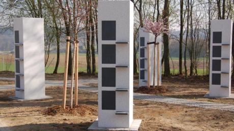 Stelen zur Urnenbestattung wie hier auf dem Friedhof in Rehling werden auf dem Klosterfriedhof in Thierhaupten errichtet. 

